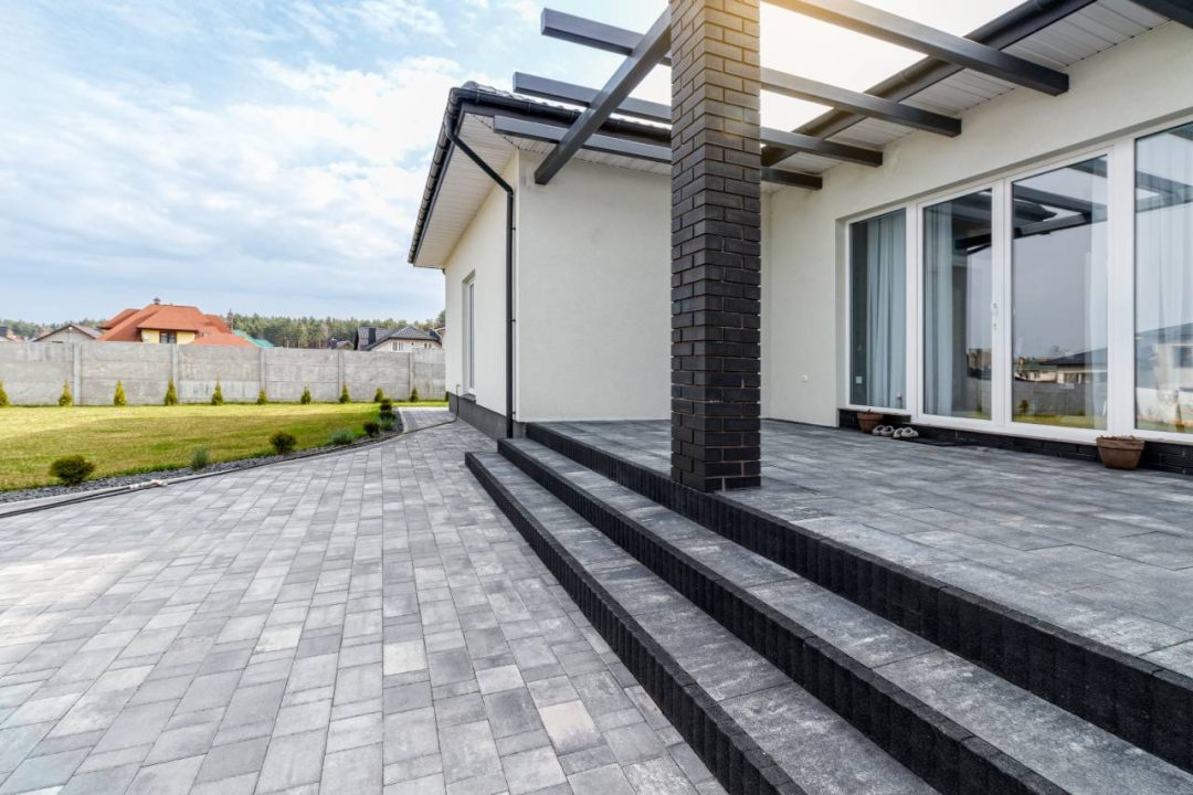 Pierre naturelle ou pavé en béton que choisir pour sa terrasse au Québec